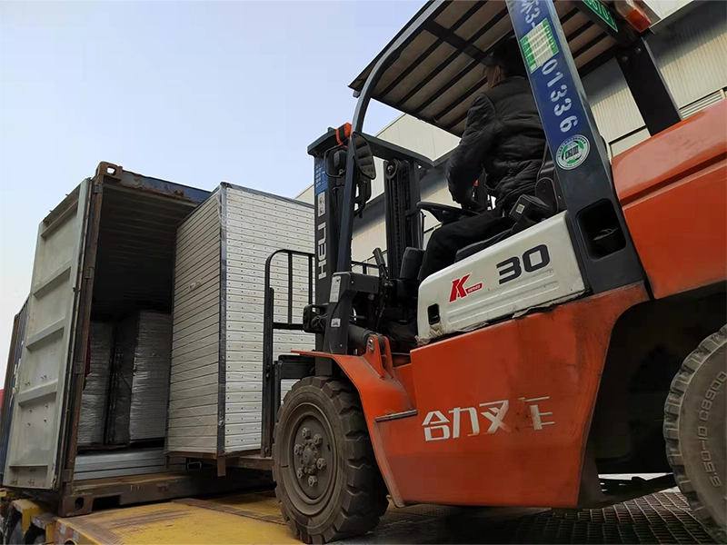 Water tank packaging and transportation