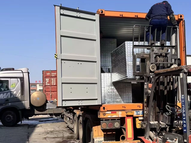 Loading and transporting hot-dip galvanized water tanks